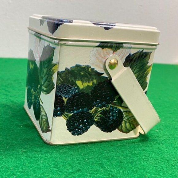 Vintage Tin Jewelry Box with Key, Storage Keepsake Box, Trinket Box, Ring Box, H - Picture 3 of 11